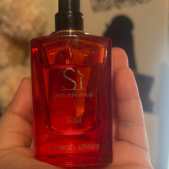 Giorgio Armani Si Passione Éclat Red Bottle